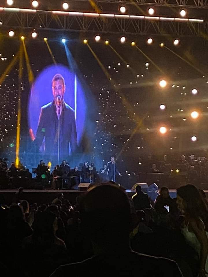 طلب زواج ومنع رجال الأمن من اعتراض الجماهير... كاظم الساهر يبدع في مصر (فيديو)